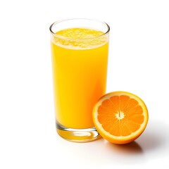 Ein Glas Orangensaft auf weißem Hintergrund