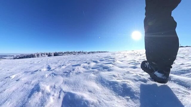 Wandern im Schnee in bezaubernder sonnigen Winterlandschaft mit blauem Himmel und strahlender Sonne, Winterwandern, Schneewanderung, Winterwanderung, Schneeurlaub, Nahaufnahme