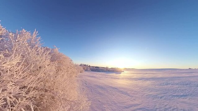 zauberhaft vereiste sonnige Winterlandschaft im Morgenlicht, Winterwunderland, Winterzauber, vereiste B&auml;ume, Schnee, K&auml;lte, Raureif, Natur, Idylle, Frost 
