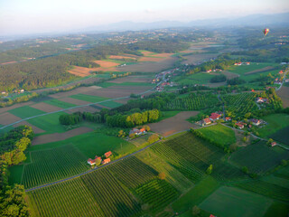 Die ersten Sonnenstrahlen über dem steirischen Hügelland.