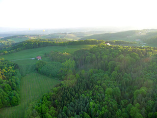 Die ersten Sonnenstrahlen über dem steirischen Hügelland.