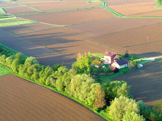 Frisch gepflügte Felder und ein Bauernhof, Luftaufnahme.