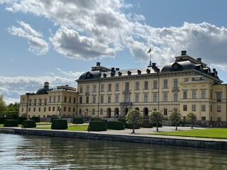 Fototapeta na wymiar the palace in the park