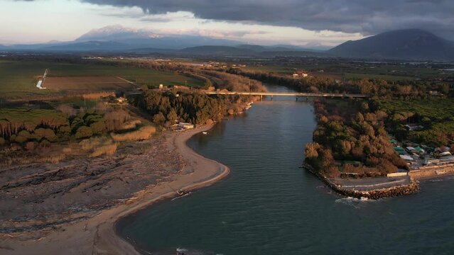 Drone: vista su Foce del fiume Sele, Campania, Italia. movimento verso la foce. luce al tramonto.