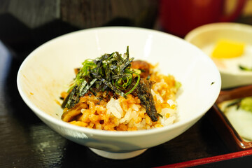 お茶碗に入れたウナギのひつまぶし