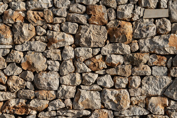 Steinmauer im Abendlicht