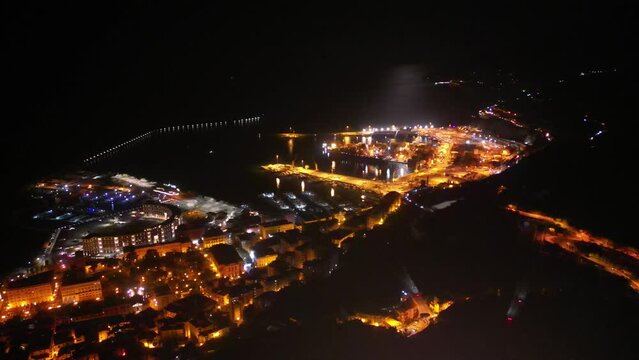 drone: vista notturna su Piazza della LIbert&agrave;, porto, lungomare e castello Arechi. Salerno, Italia.
Evento con palco in piazza