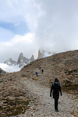 Camino hacia la monta&ntilde;a Fit Roy en la Patagonia Argentina.