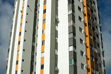 Edifício residencial alto com vários apartamentos. 