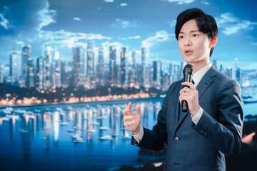野外でマイクを使って話すスーツを着た男性