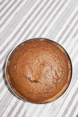 Bolo simples tradicional, caseiro, terminado de assar.