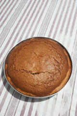 Bolo simples de chocolate, caseiro, terminado de assar.