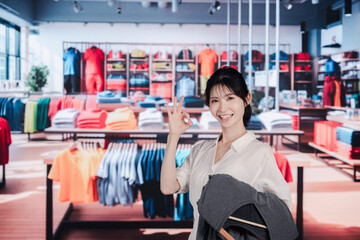 服屋さんで買い物をする若い女性