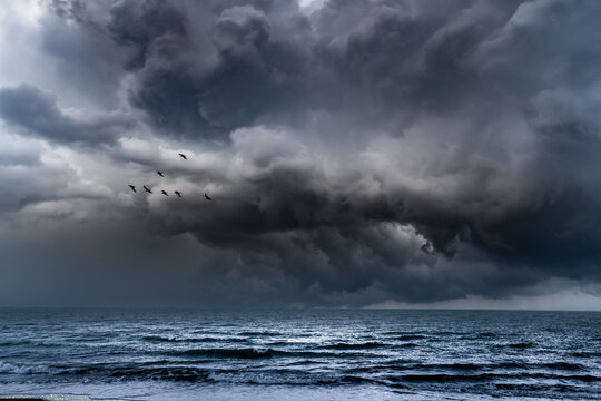 Il mare in tempesta, nuvole nere si abbattono sull'Adriatico © Francesca