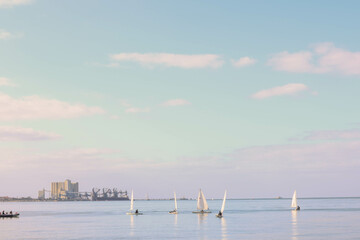 Obraz premium Paisagem do mar na Europa em um dia tranquilo e sereno, mar, barcos 