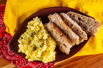 scrambled eggs and slices of artisan bread