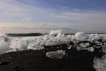 Obraz premium View on a iceberg on the Diamond Beach located south of the Vatnajökull glacier between the Vatnajökull National Park and the town of Höfn