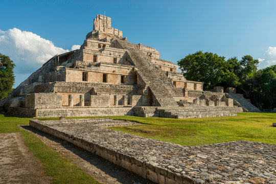"Palacio de los cinco pisos" en la ciudad maya de Edzn&aacute;, Campeche, M&eacute;xico.