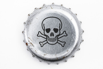 Kronkorken mit Totenkopf