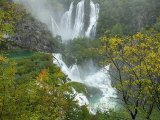 크로아티아 플리트비체 국립공원의 풍광으로서 비 온 뒤 물에 젖은 초록 숲이 싱그럽고 여름철 장맛비로 불어난 폭포수가 기운차고 힘찬 느낌을 줍니다. 