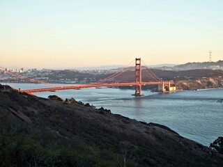 Obraz premium A rising shot of golden gate Bridge at all its cinematic glory.