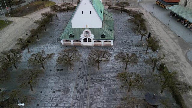 Straight right sideways flight over front yard of Gandenkapelle at Kapellplatz in Altoetting