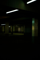 estacionamiento oscuro