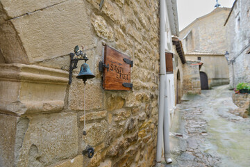 porte et sonnette en cloche d'un vieux village de colline dans le pays de Navarre en Espagne