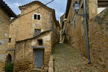Fototapeta na wymiar panoramique d'une ruelle d'un vieux village de colline dans le pays de Navarre en Espagne