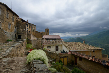 Fototapeta na wymiar Gallipienzo d'un vieux village de colline dans le pays de Navarre en Espagne
