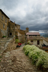 Fototapeta na wymiar Gallipienzo vieux village de colline dans le pays de Navarre en Espagne
