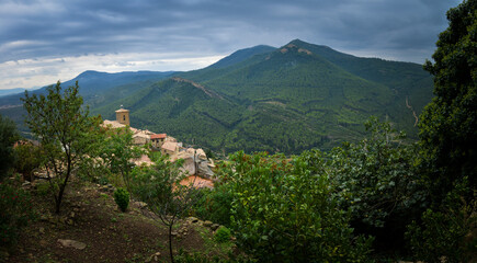 Fototapeta na wymiar panoramique d'un vieux village de colline dans le pays de Navarre en Espagne