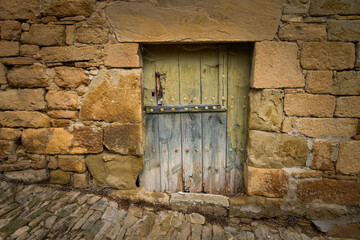 vielle porte de bois sur une maison en pierre d'un vieux village de colline dans le pays de Navarre en Espagne