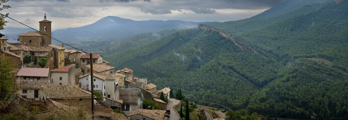 panoramique d'un vieux village de colline dans le pays de Navarre en Espagne - obrazy, fototapety, plakaty