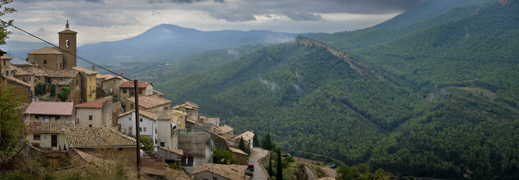 panoramique d'un vieux village de colline dans le pays de Navarre en Espagne