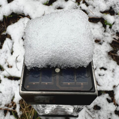 Schnee bedeckt eine Solarzelle 