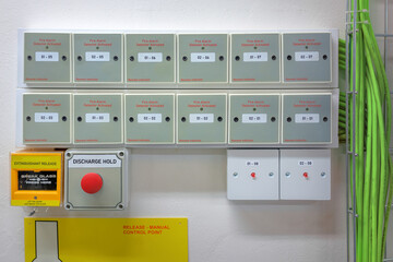 Wall with detection diodes for fire alarm sensors in the floors of data centres, backup battery rooms, electrical rooms (under 400 volts), sub-floors or tape storage libraries.