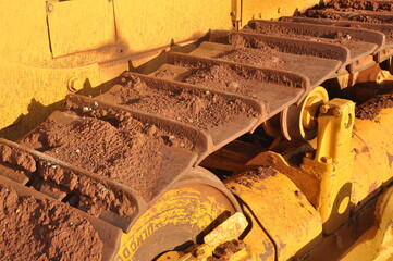 maquina trator amarelo com esteira , construção