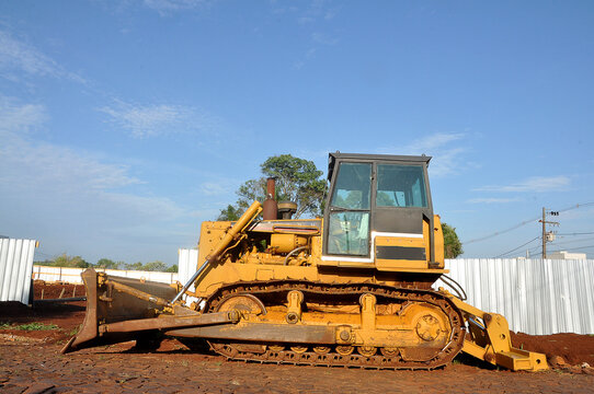 maquina trator amarelo com esteira , constru&ccedil;&atilde;o