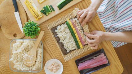 日本の巻き寿司・海苔巻きを作る女性 © aomas