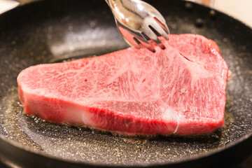 霜降りぎ牛ステーキをフライパンで焼く