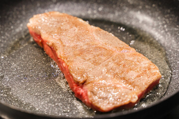 霜降りぎ牛ステーキをフライパンで焼く