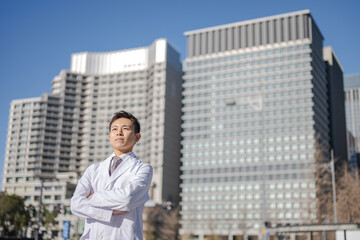 太陽を眺めるメディカル男性