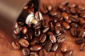 コーヒーミルから溢れでるコーヒー豆