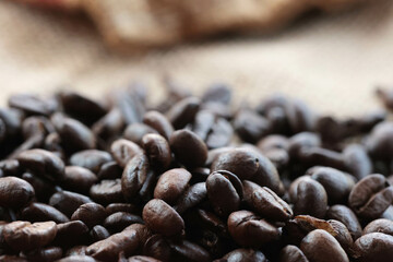麻袋上にばら撒かれたコーヒー豆