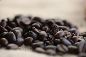 麻袋上にばら撒かれたコーヒー豆