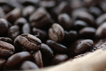 手編みのザルに盛られたコーヒー豆