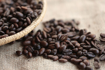 手編みのザルに盛られたコーヒー豆