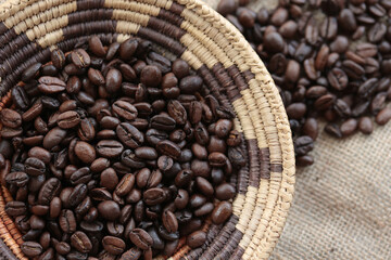 手編みのザルに盛られたコーヒー豆