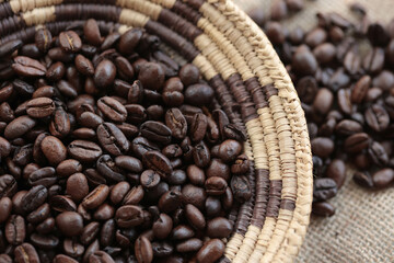 手編みのザルに盛られたコーヒー豆